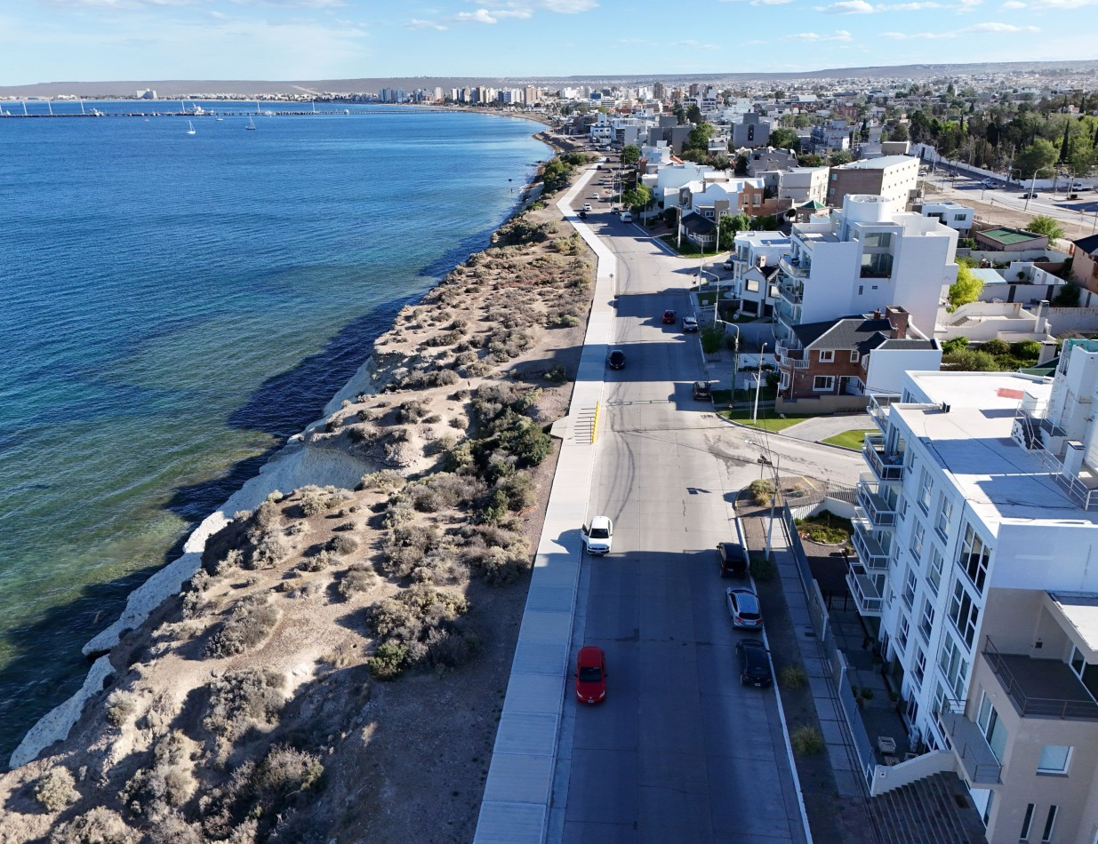 DEPTO DE 2 DORMITORIOS CON COCHERA Y PISCINA FRENTE AL MAR