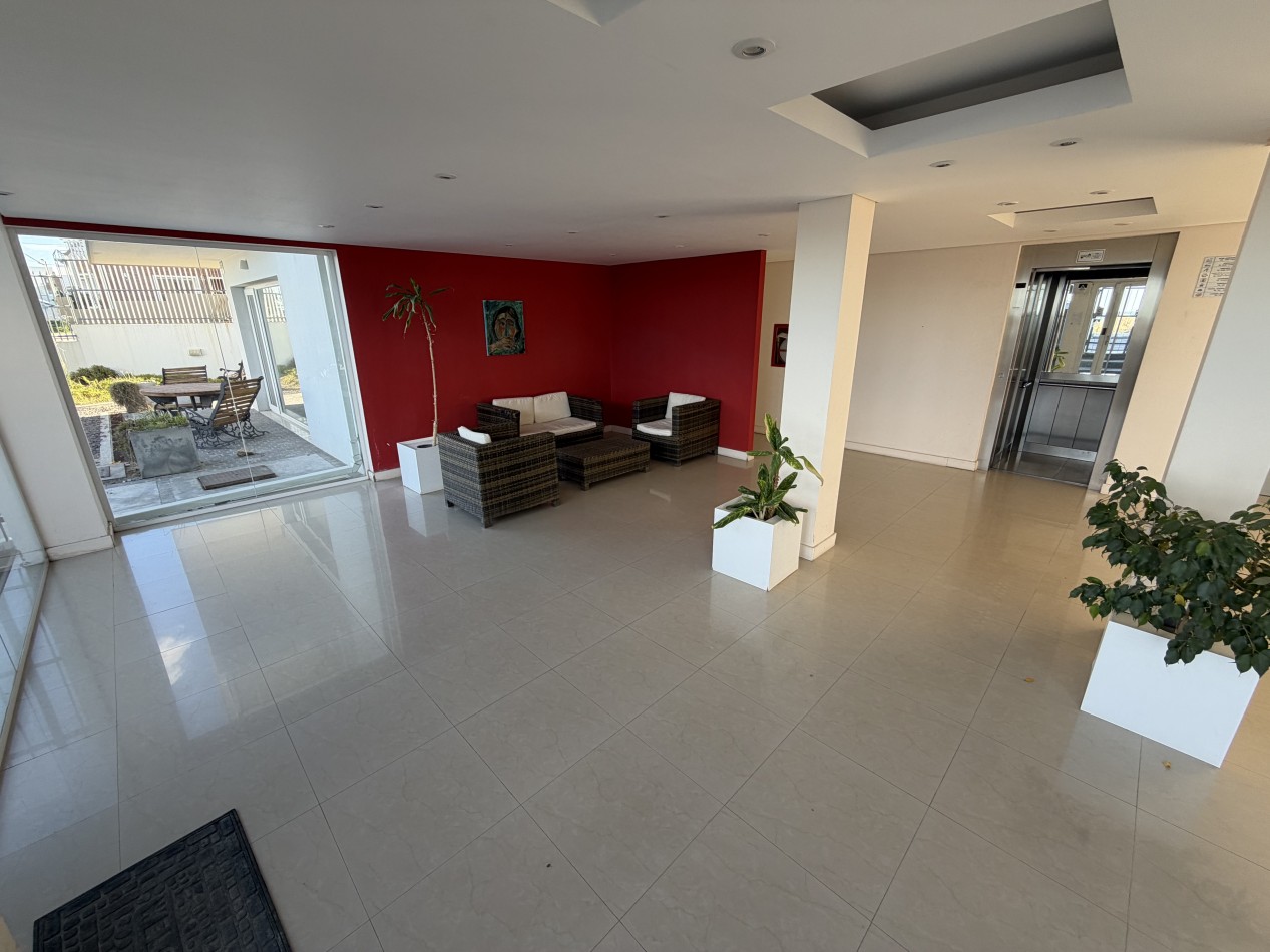 DEPTO DE 2 DORMITORIOS CON COCHERA Y PISCINA FRENTE AL MAR