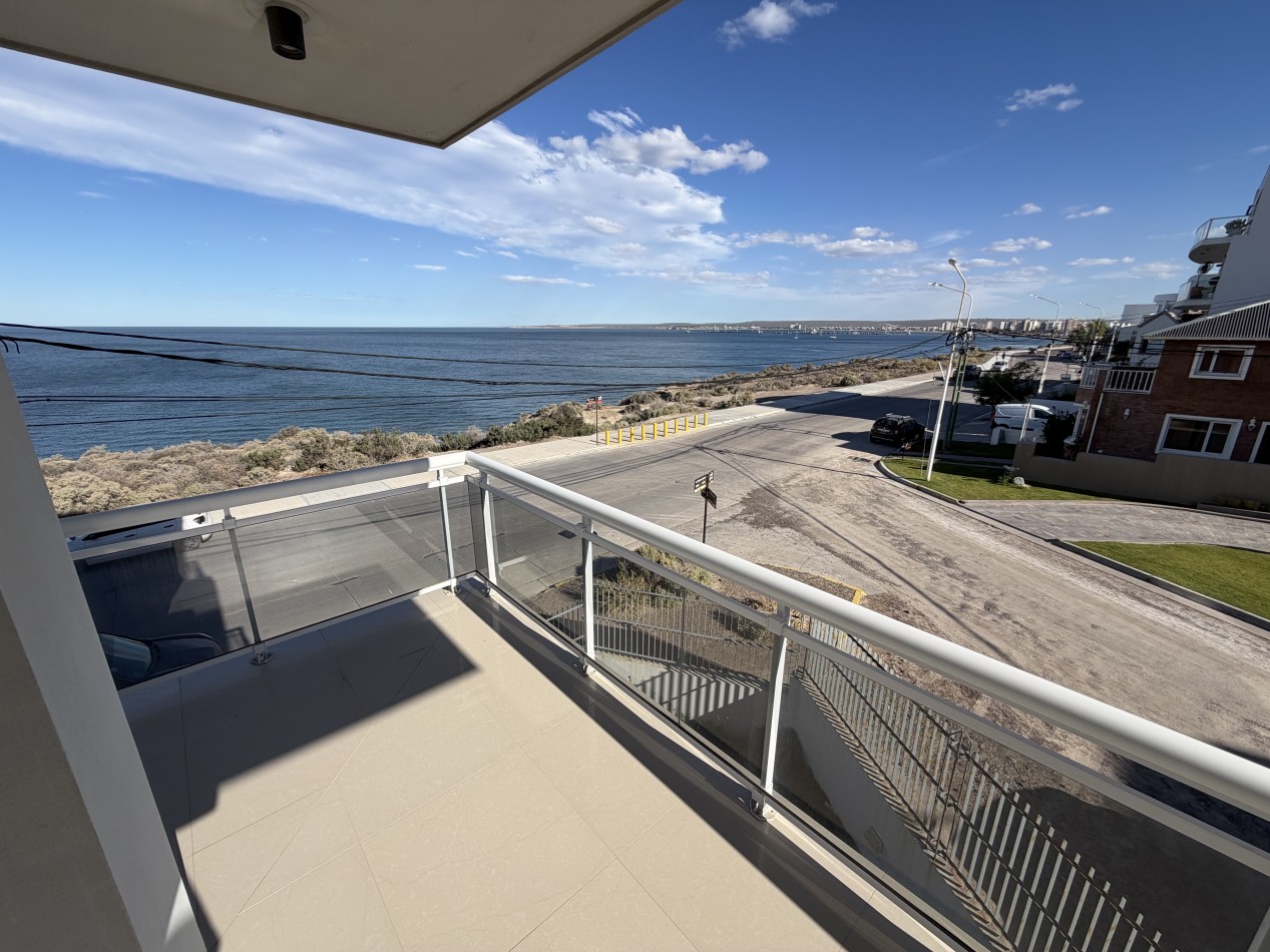 DEPTO DE 2 DORMITORIOS CON COCHERA Y PISCINA FRENTE AL MAR