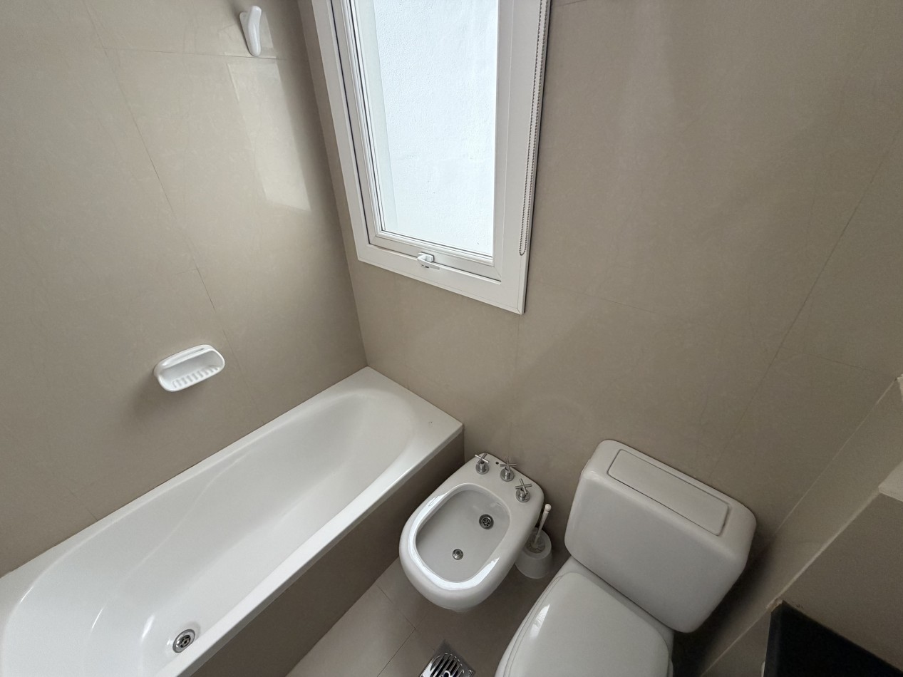 DEPTO DE 2 DORMITORIOS CON COCHERA Y PISCINA FRENTE AL MAR