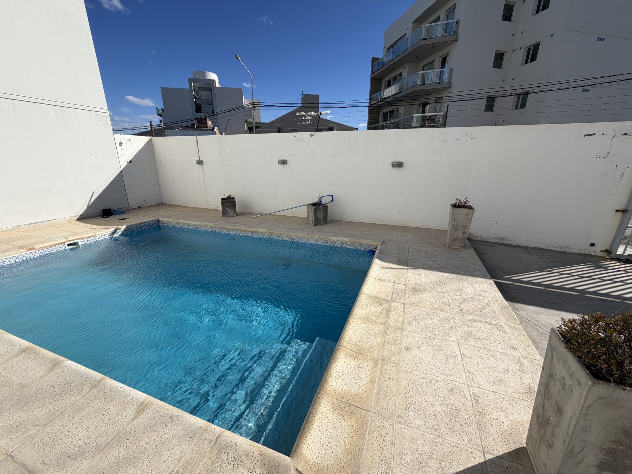 DEPTO DE 2 DORMITORIOS CON COCHERA Y PISCINA FRENTE AL MAR