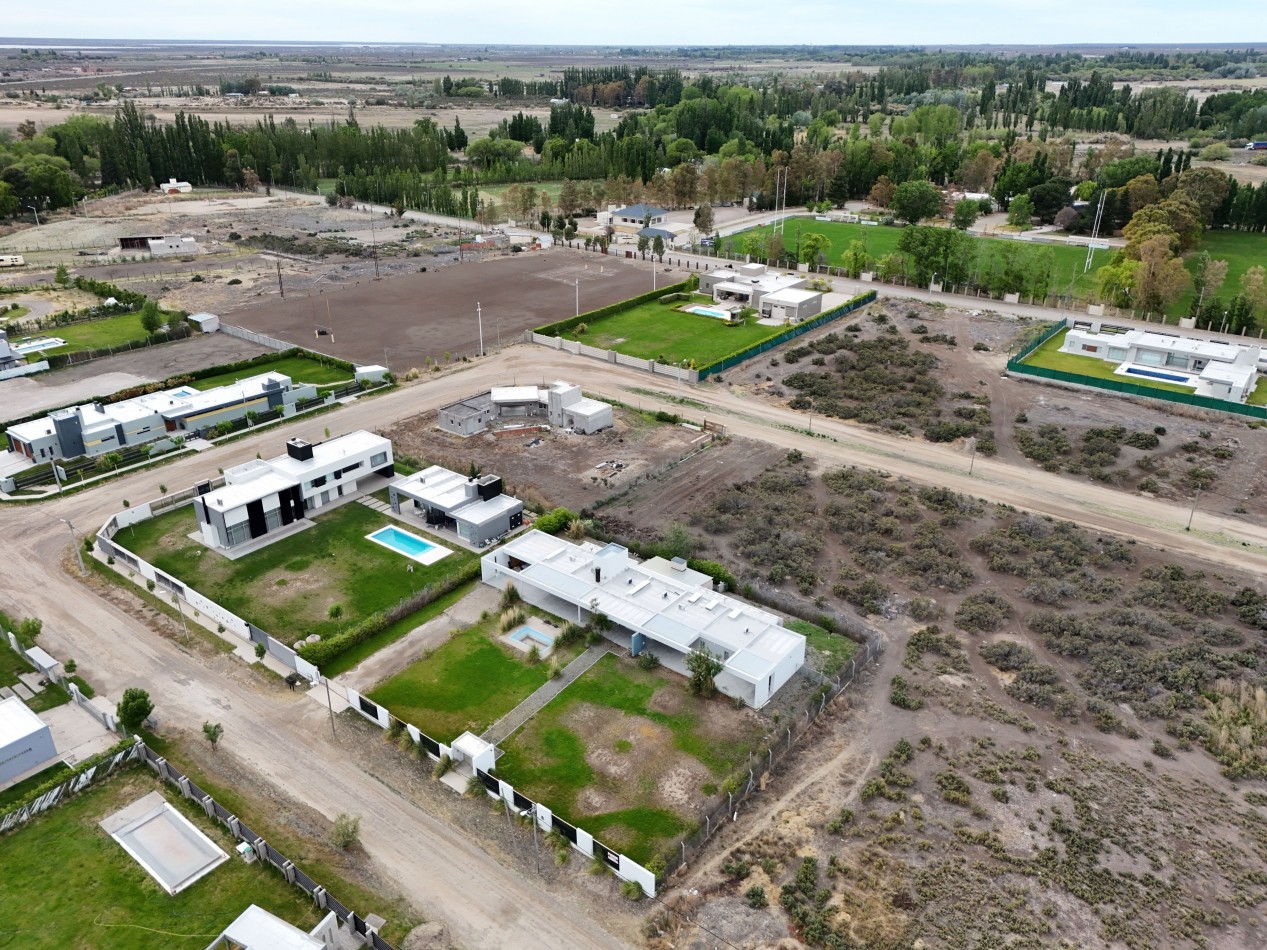 CASA DE 2 HABITACIONES SOBRE LOTE DE 2000 M² EN TRELEW