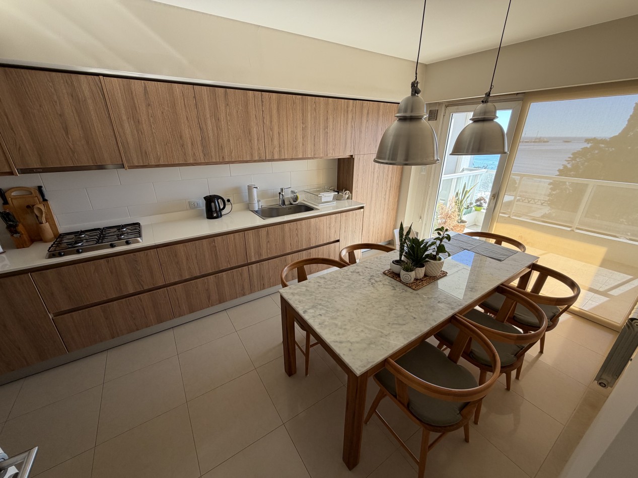 DEPTO DE CATEGORIA FRENTE AL MAR DE 2 DORMITORIOS CON COCHERA 