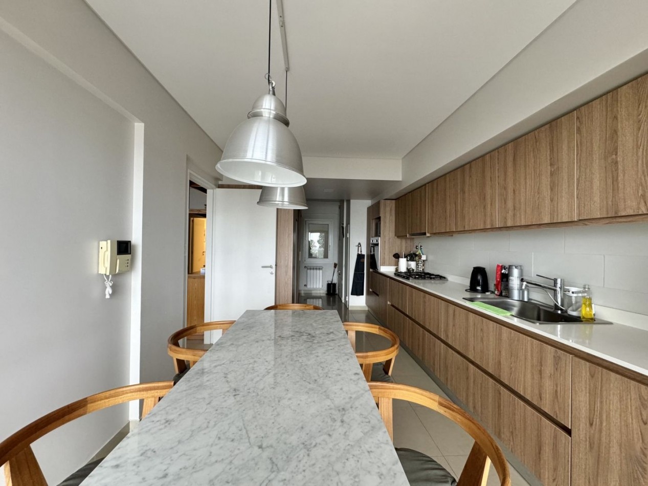 DEPTO DE CATEGORIA FRENTE AL MAR DE 2 DORMITORIOS CON COCHERA 