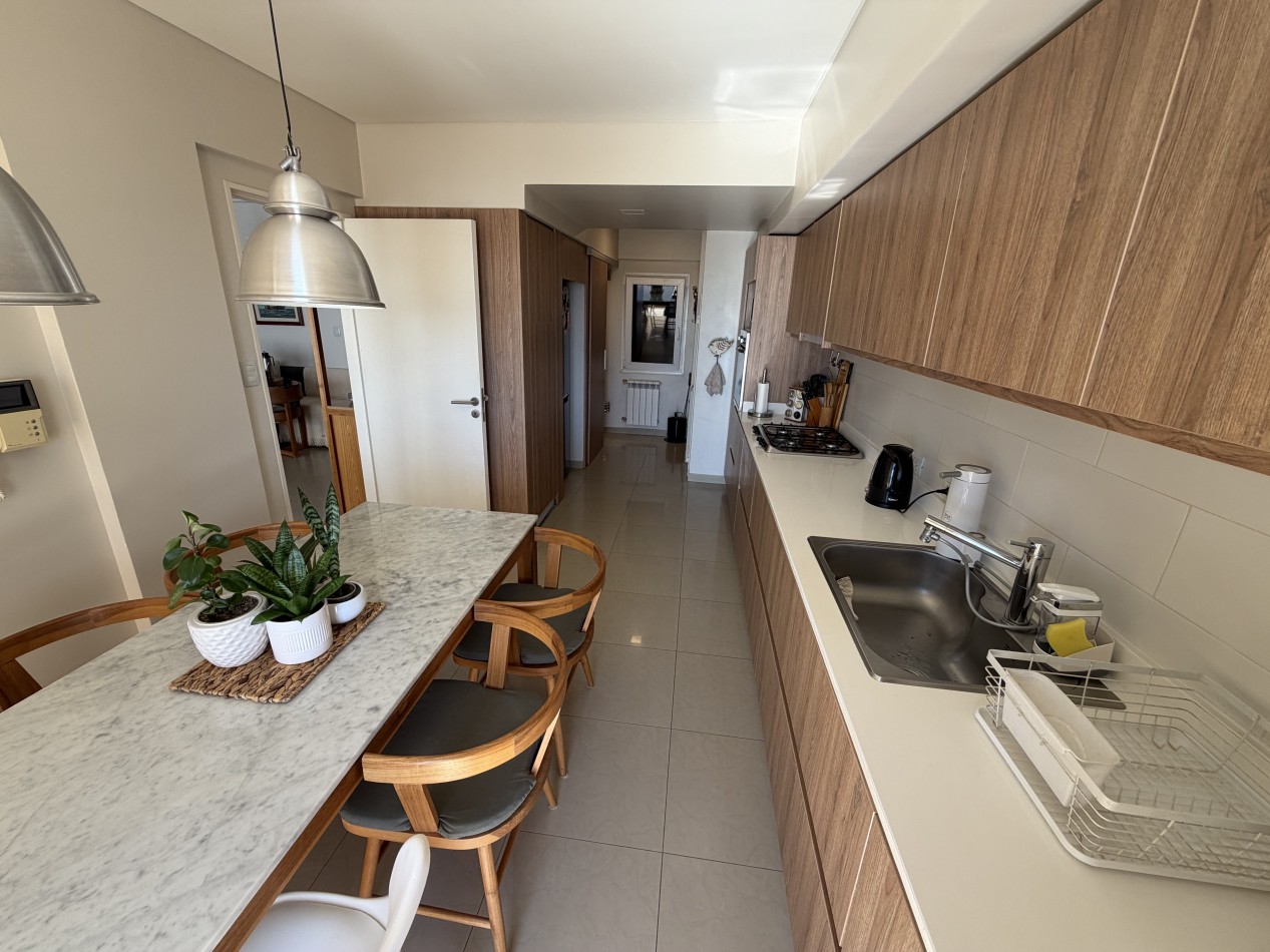 DEPTO DE CATEGORIA FRENTE AL MAR DE 2 DORMITORIOS CON COCHERA 