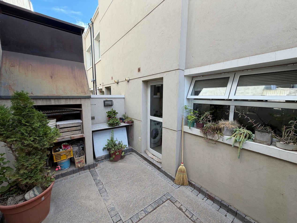 DUPLEX DE 2 DORMITORIOS Y PATIO CON PARRILLA EN BARRIO SUR