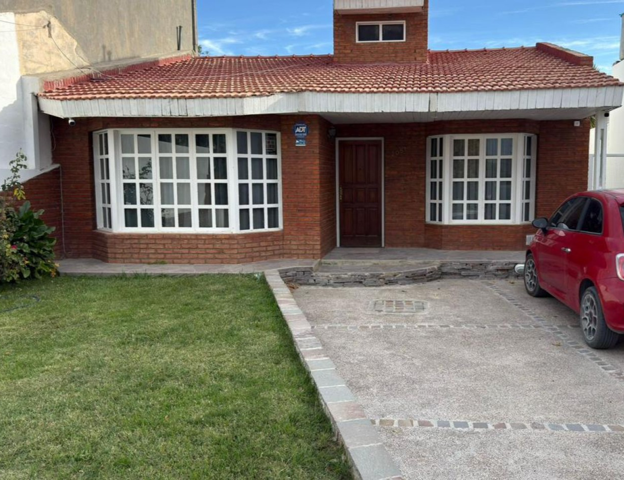 CASA 2 DORMITORIOS CON PATIO Y PISCINA EN BARRIO SUR