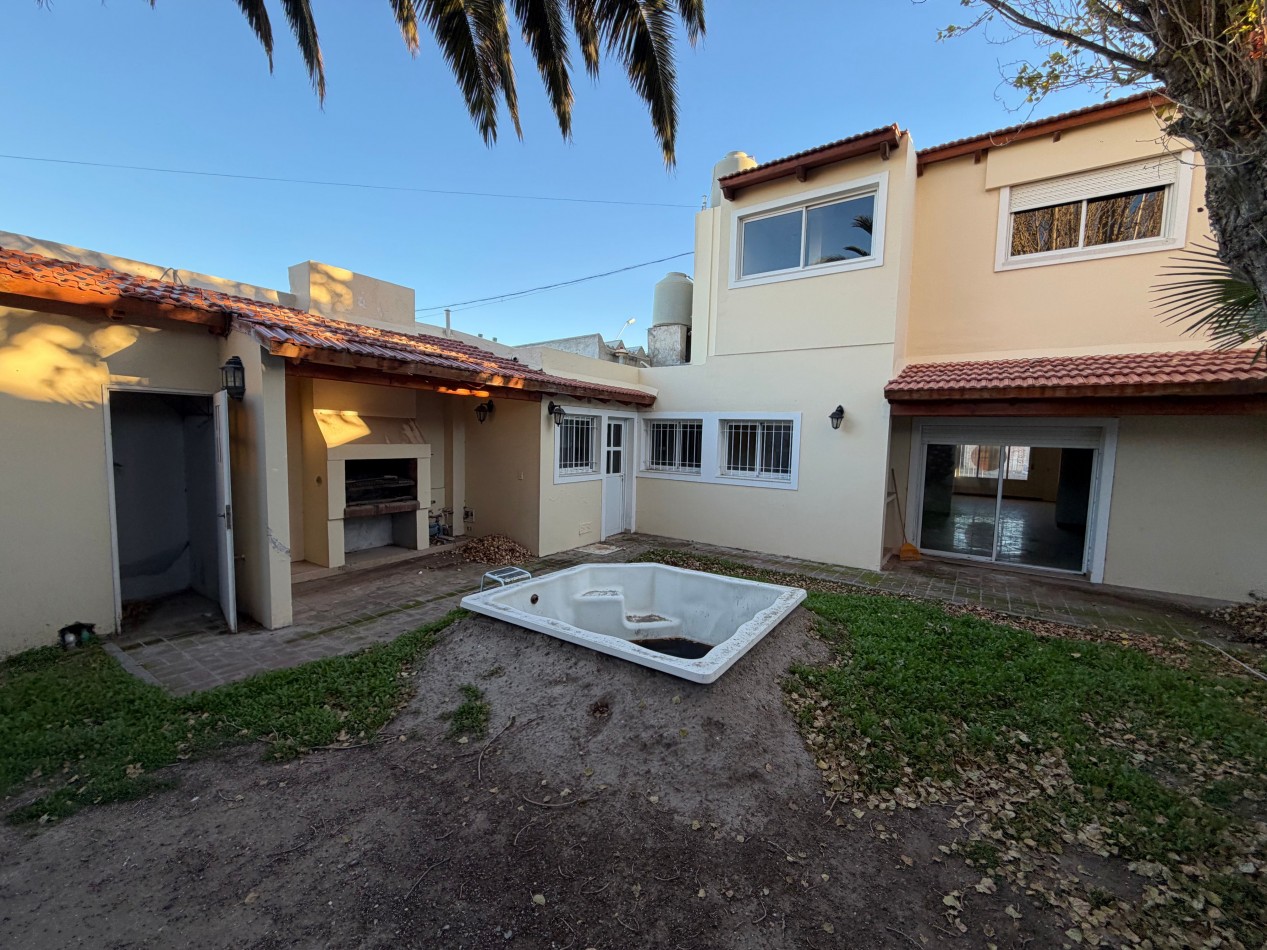 CASA 3 DORMITORIOS CON PATIO Y GARAJE 