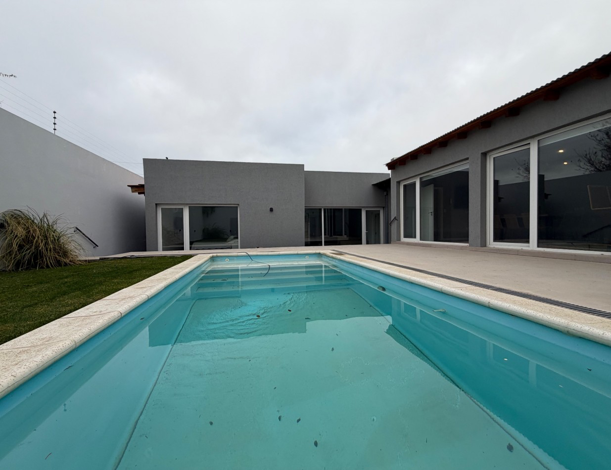 ESPECTACULAR CASA DE 3 DORMITORIOS CON QUINCHO, PISCINA Y PATIO EN PLANTA BAJA 