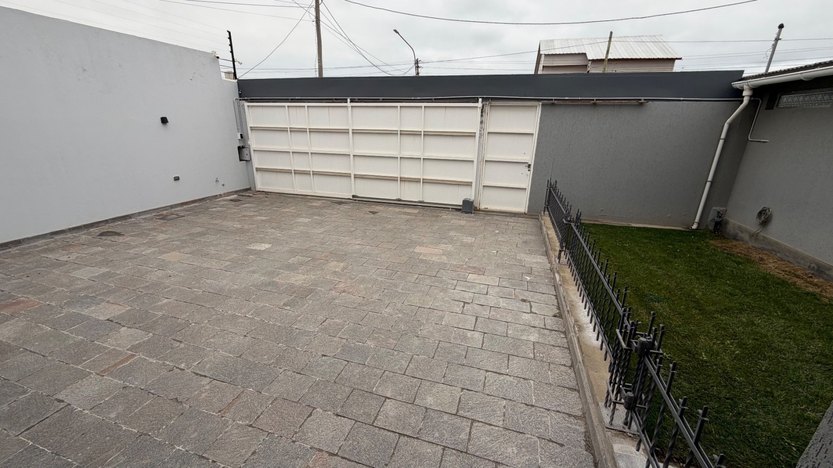 ESPECTACULAR CASA DE 3 DORMITORIOS CON QUINCHO, PISCINA Y PATIO EN PLANTA BAJA 