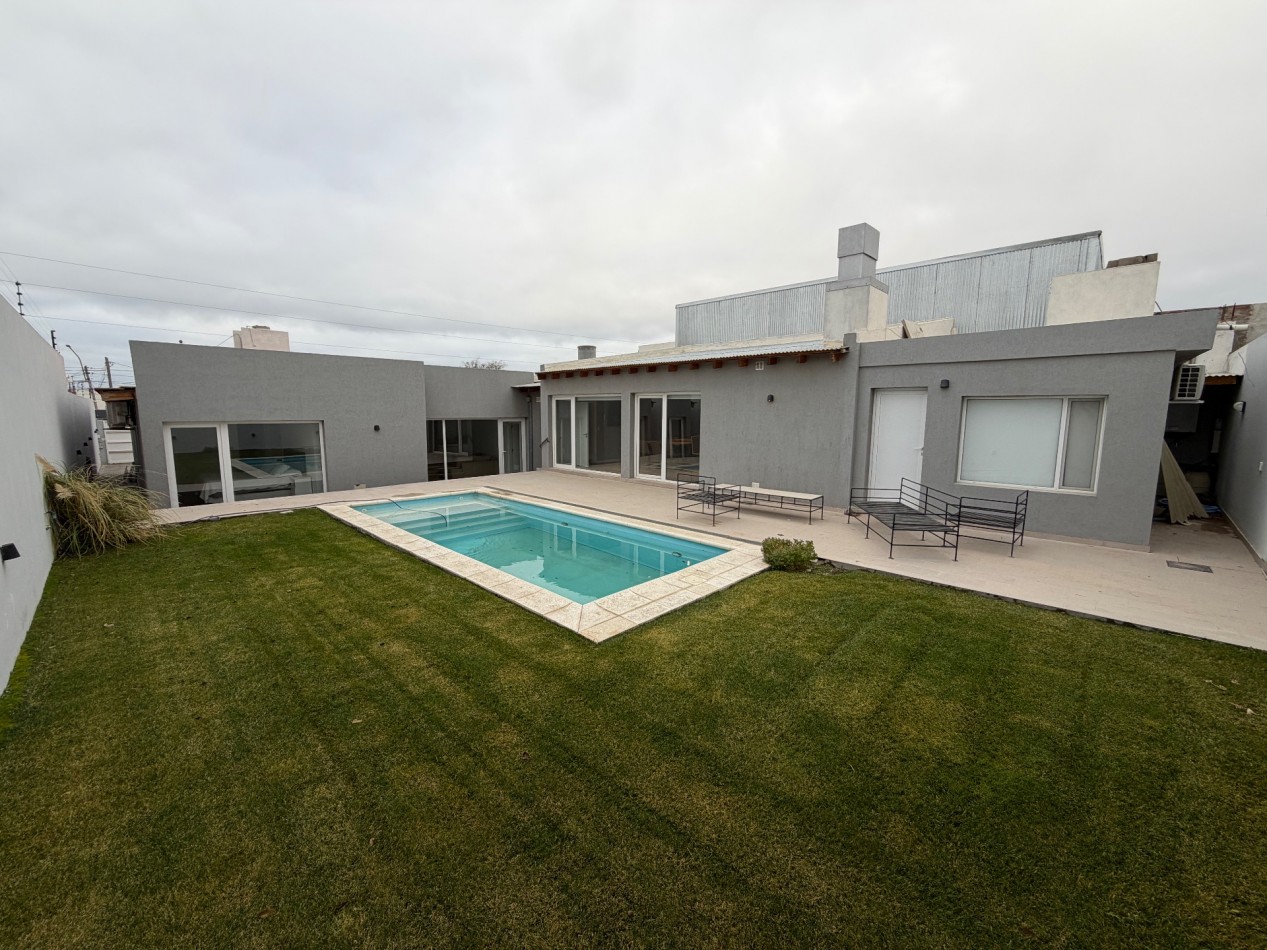 ESPECTACULAR CASA DE 3 DORMITORIOS CON QUINCHO, PISCINA Y PATIO EN PLANTA BAJA 