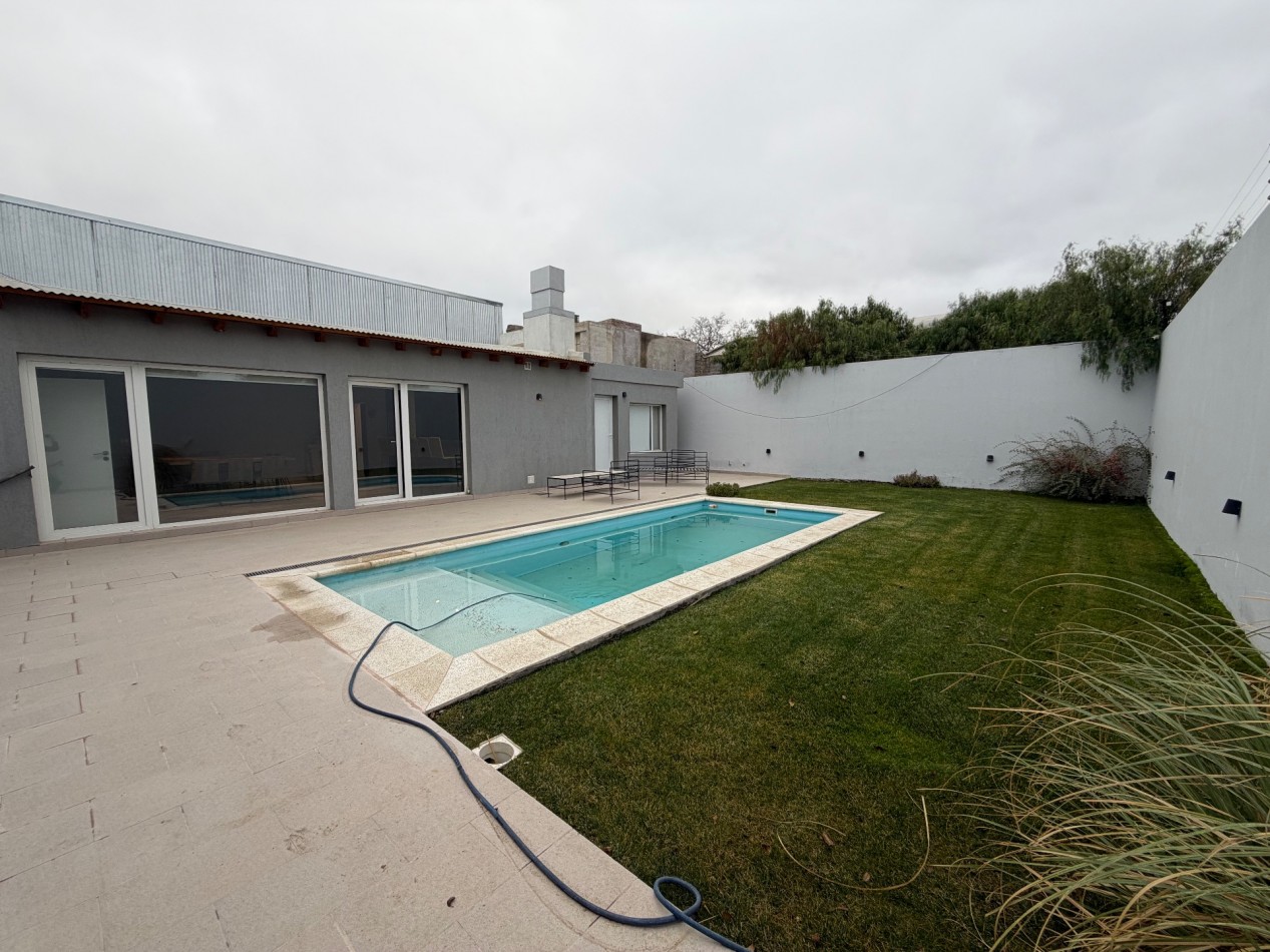 ESPECTACULAR CASA DE 3 DORMITORIOS CON QUINCHO, PISCINA Y PATIO EN PLANTA BAJA 