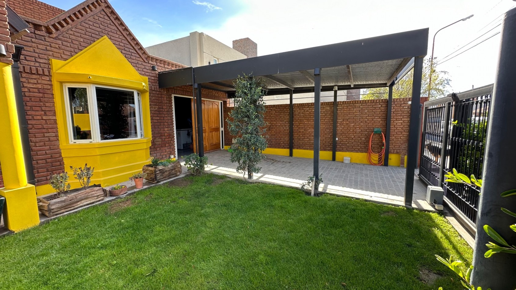 CASA 4 DORMITORIOS CON PISCINA CUBIERTA Y COCHERA 