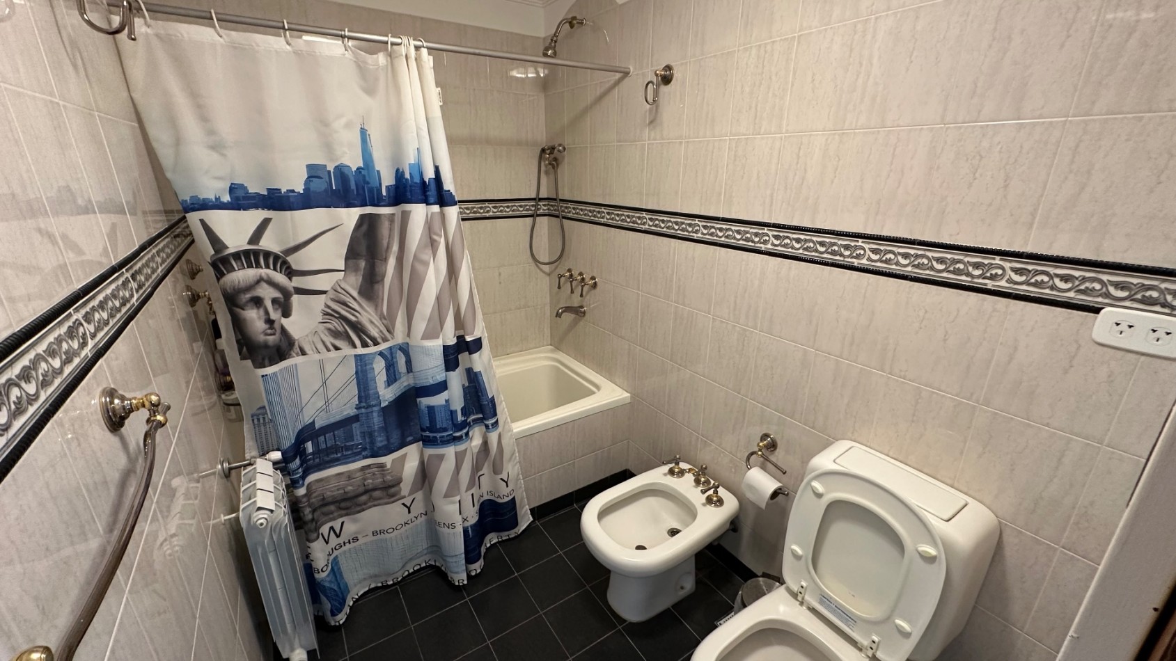 CASA 4 DORMITORIOS CON PISCINA CUBIERTA Y COCHERA 