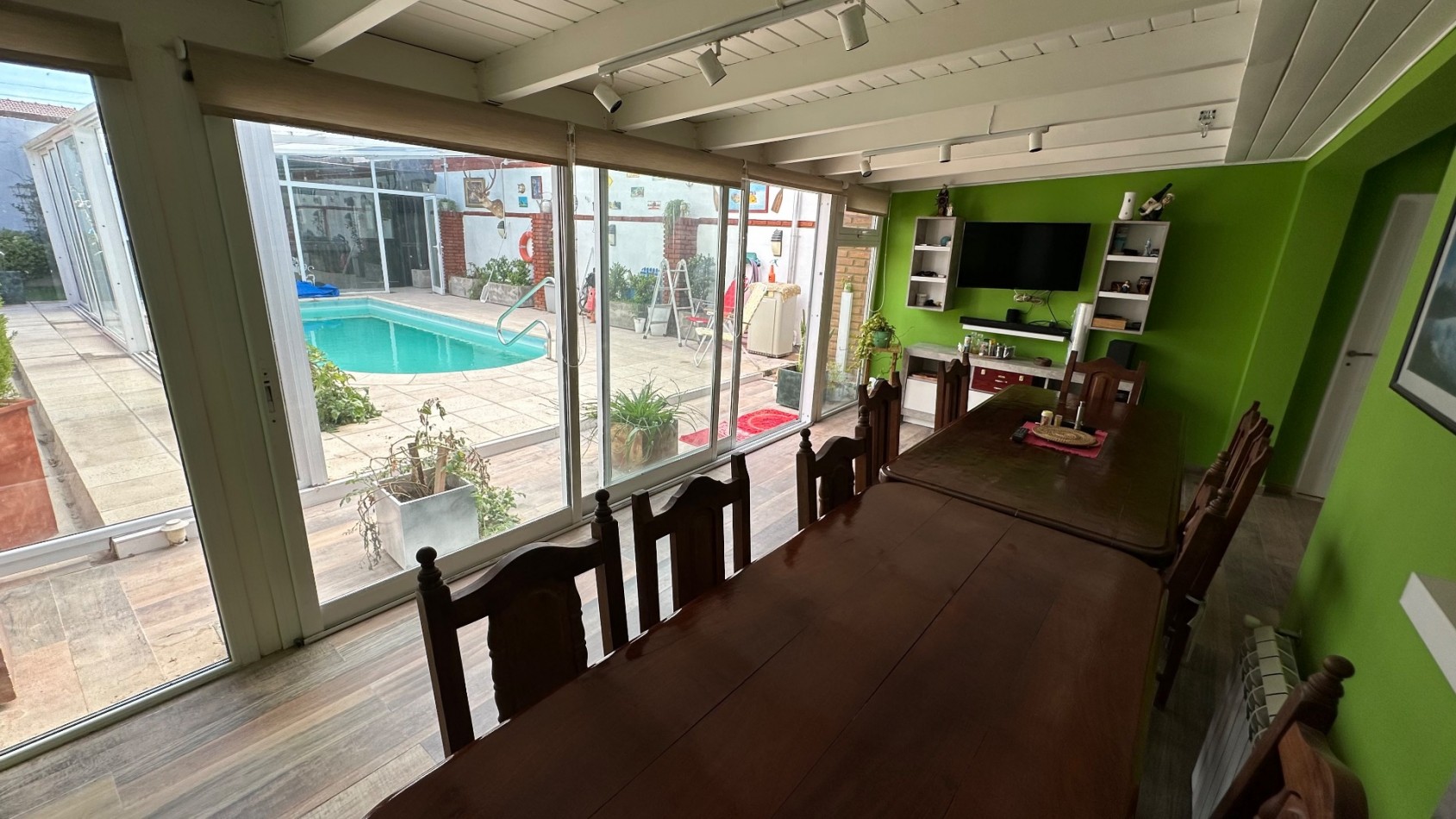CASA 4 DORMITORIOS CON PISCINA CUBIERTA Y COCHERA 