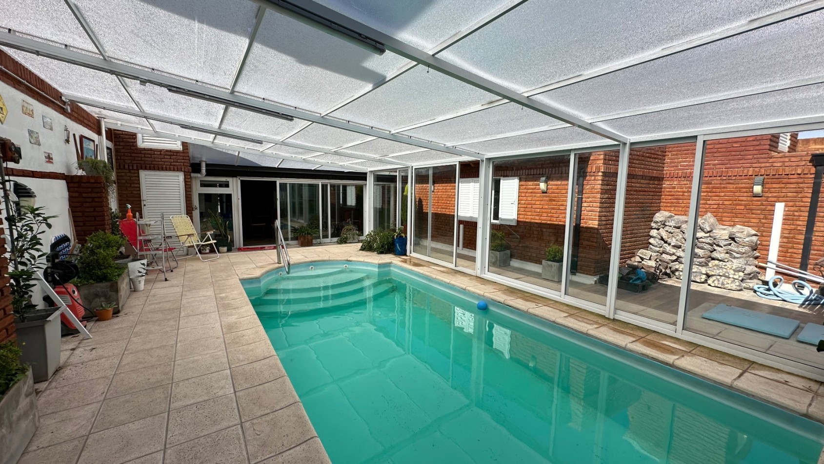 CASA 4 DORMITORIOS CON PISCINA CUBIERTA Y COCHERA 