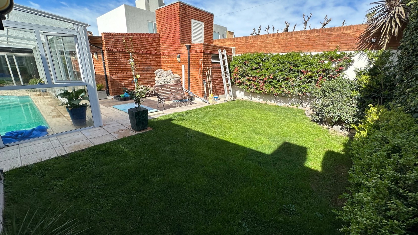 CASA 4 DORMITORIOS CON PISCINA CUBIERTA Y COCHERA 