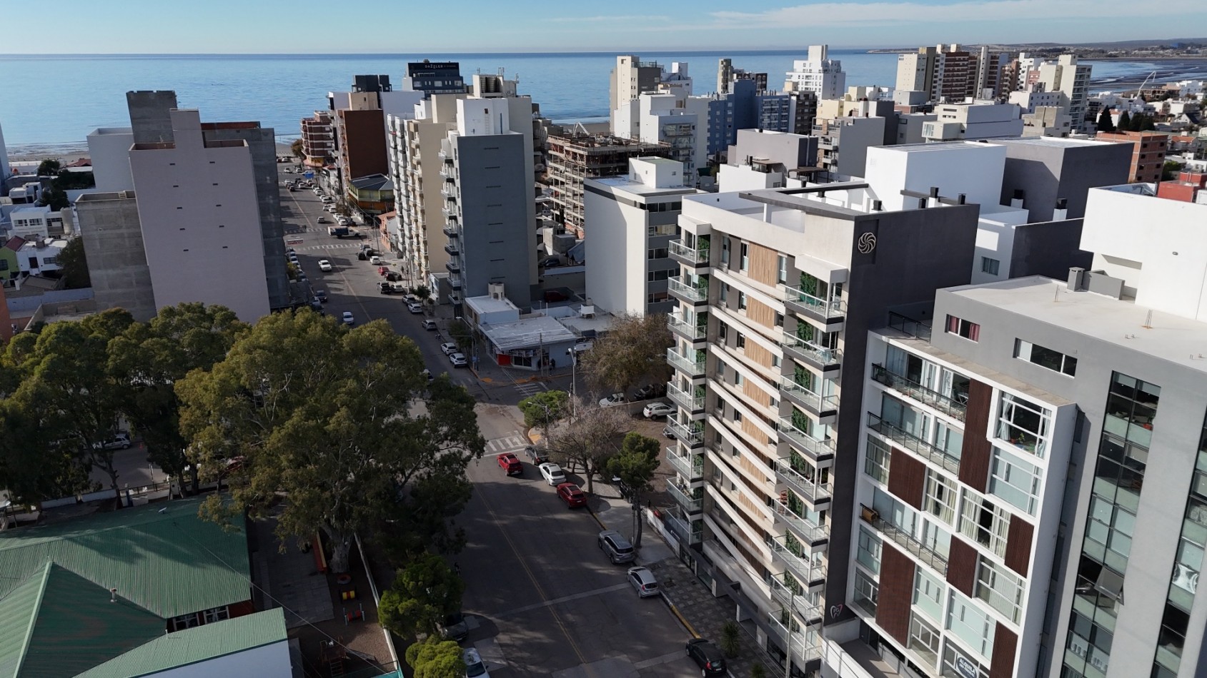 DEPARTAMENTO DE 2 DORMITORIOS CON COCHERA A METROS DEL MAR