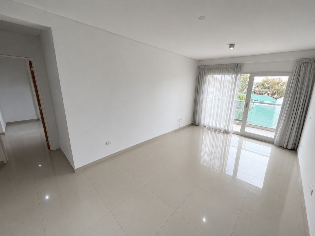 DEPARTAMENTO DE 2 DORMITORIOS CON COCHERA A METROS DEL MAR