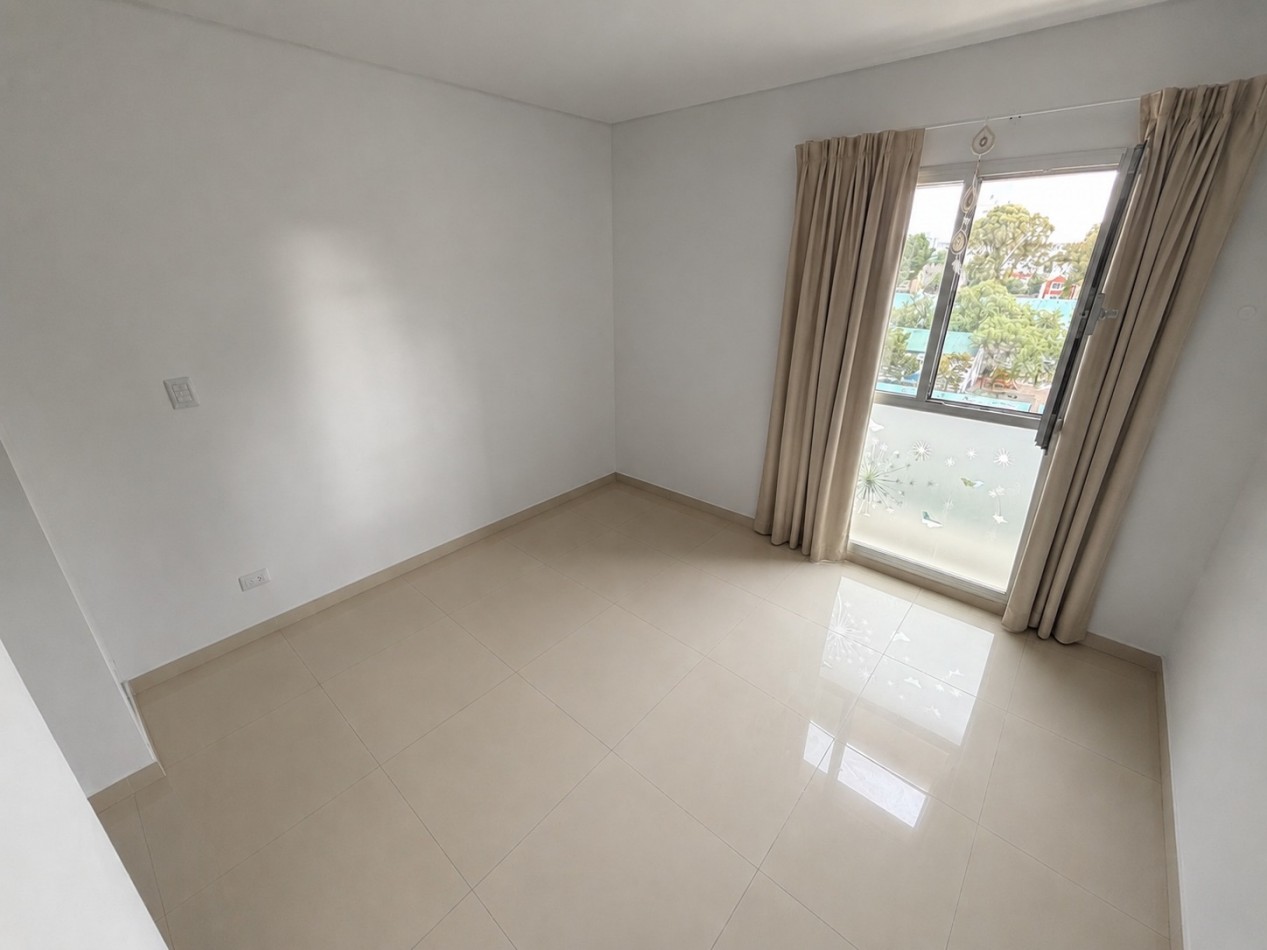 DEPARTAMENTO DE 2 DORMITORIOS CON COCHERA A METROS DEL MAR