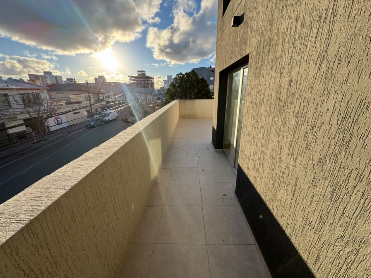 EXCELENTE DEPTO 2 DORMITORIOS CON COCHERA Y EXCLUSIVA TERRAZA