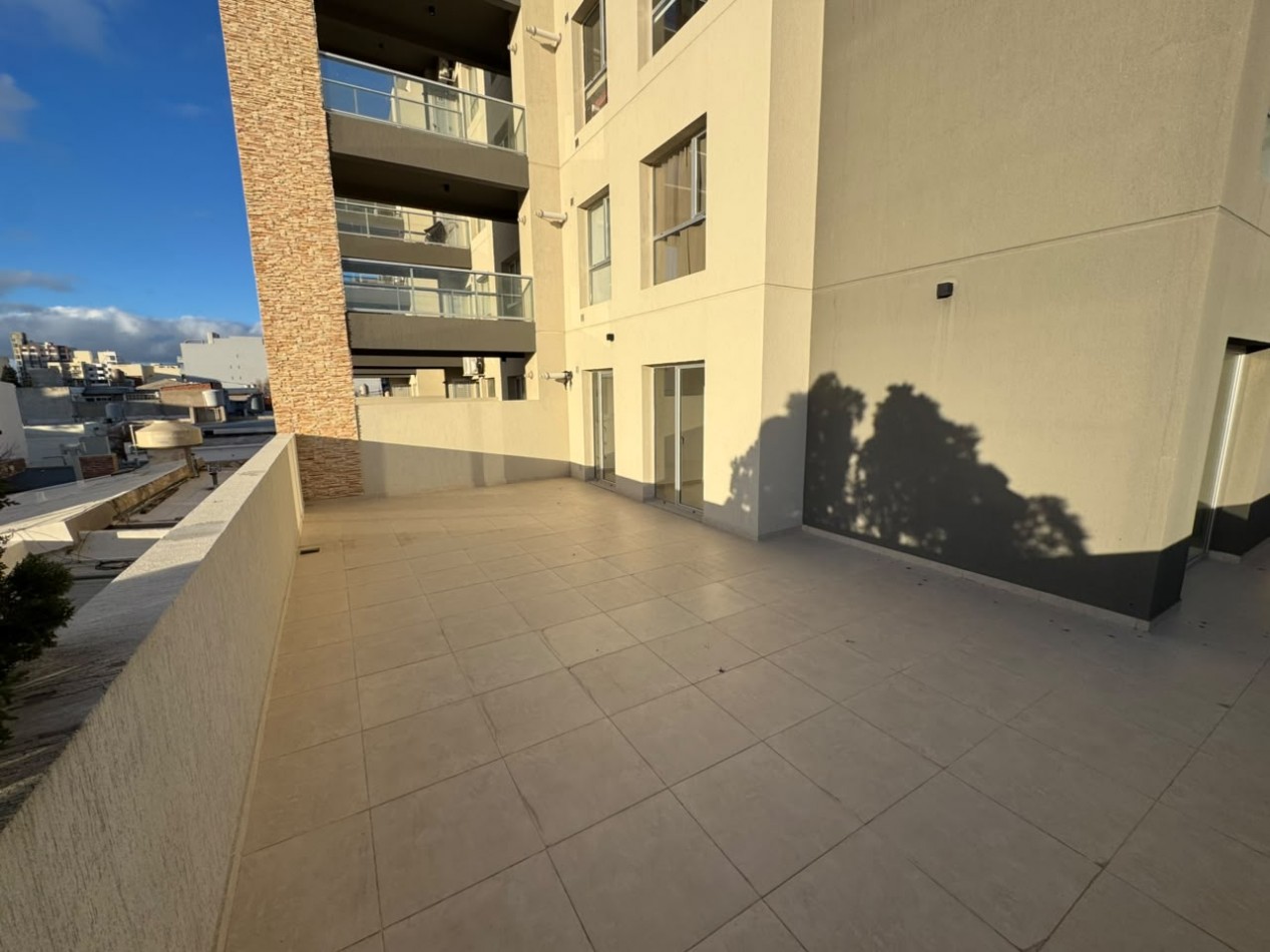 EXCELENTE DEPTO 2 DORMITORIOS CON COCHERA Y EXCLUSIVA TERRAZA