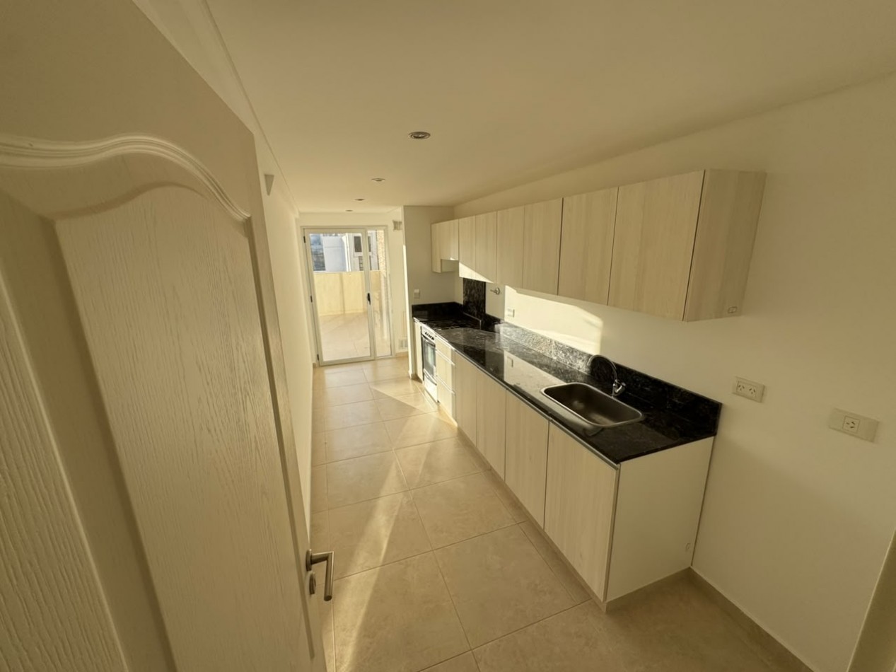 EXCELENTE DEPTO 2 DORMITORIOS CON COCHERA Y EXCLUSIVA TERRAZA