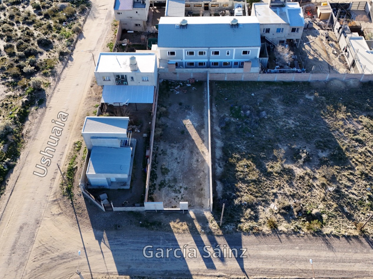 TERRENO 300 M² CON SERVICIOS, MEDIANERA Y PROYECTO APROBADO