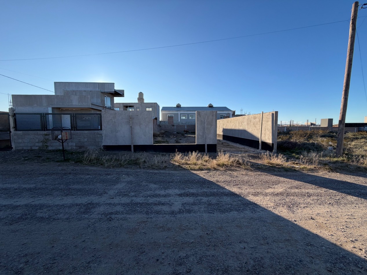TERRENO 300 M² CON SERVICIOS, MEDIANERA Y PROYECTO APROBADO