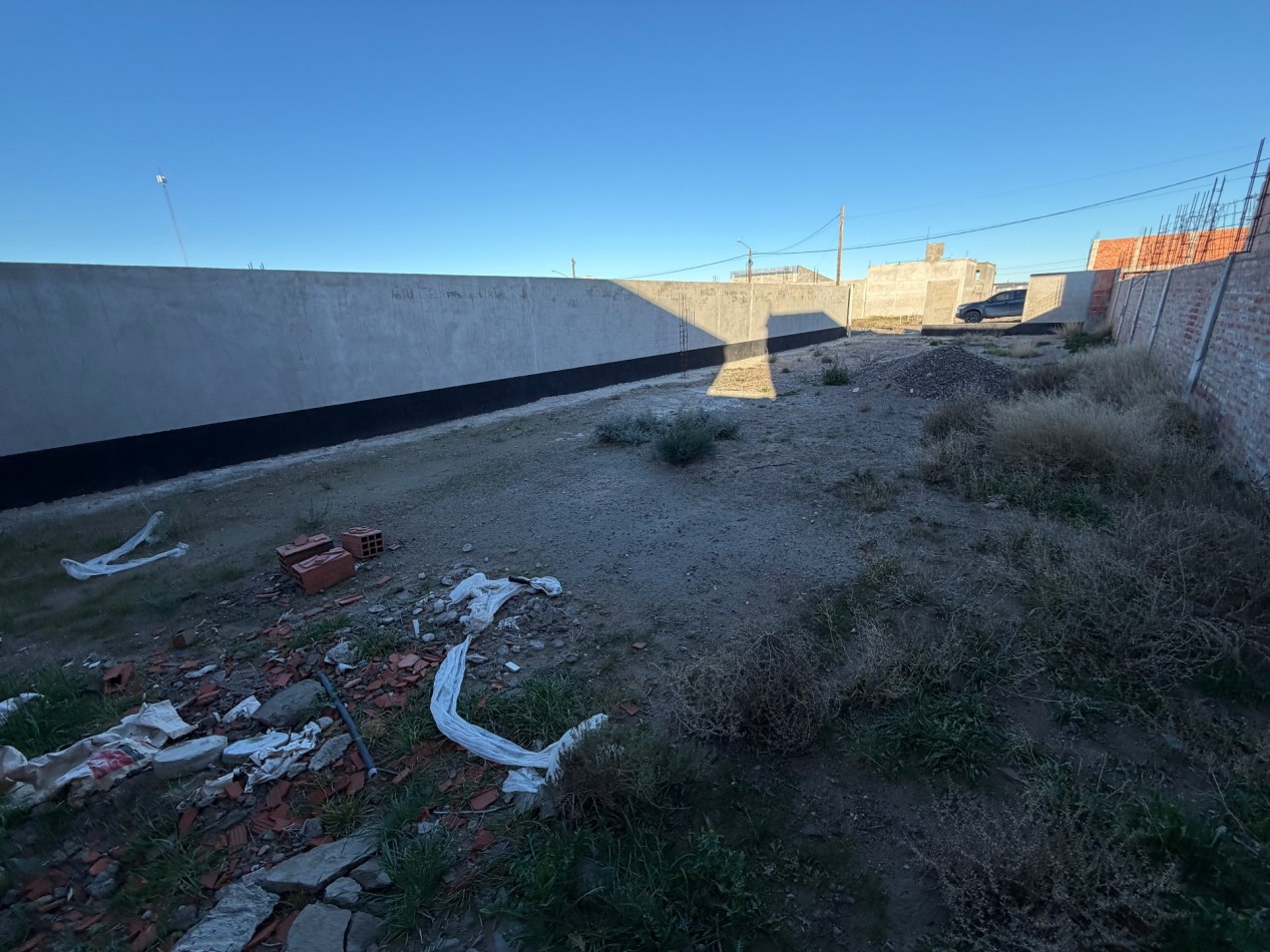 TERRENO 300 M² CON SERVICIOS, MEDIANERA Y PROYECTO APROBADO