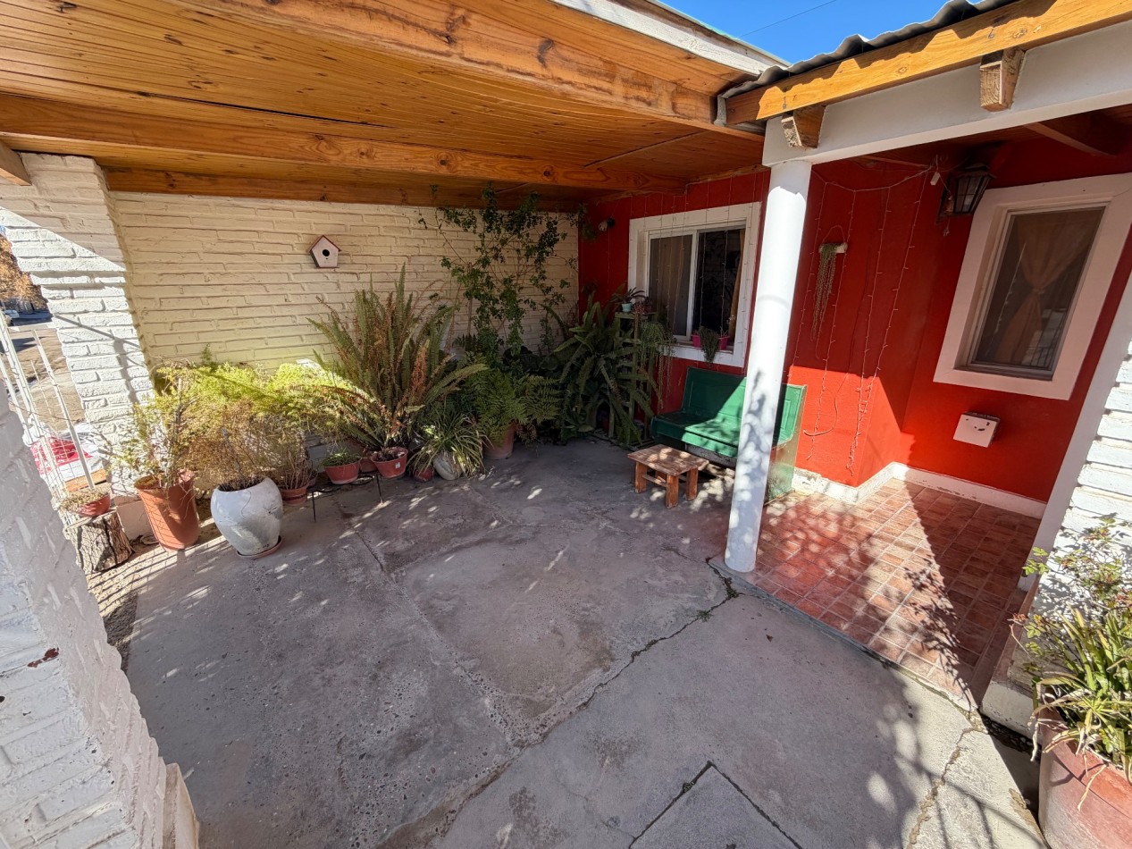 CASA DE 2 DORMITORIOS CON COCHERA Y PATIO