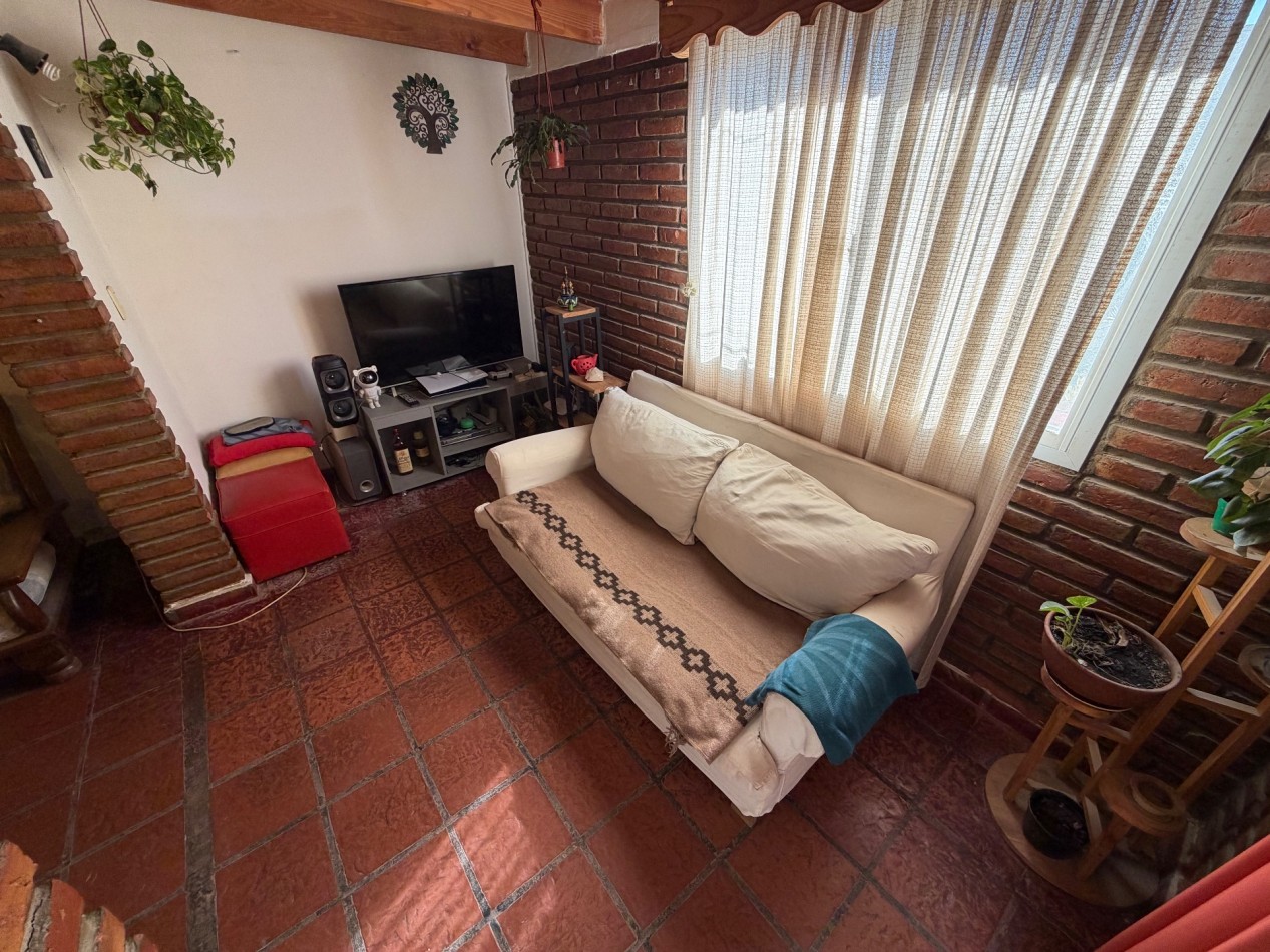 CASA DE 2 DORMITORIOS CON COCHERA Y PATIO