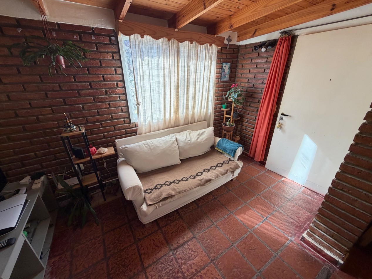 CASA DE 2 DORMITORIOS CON COCHERA Y PATIO