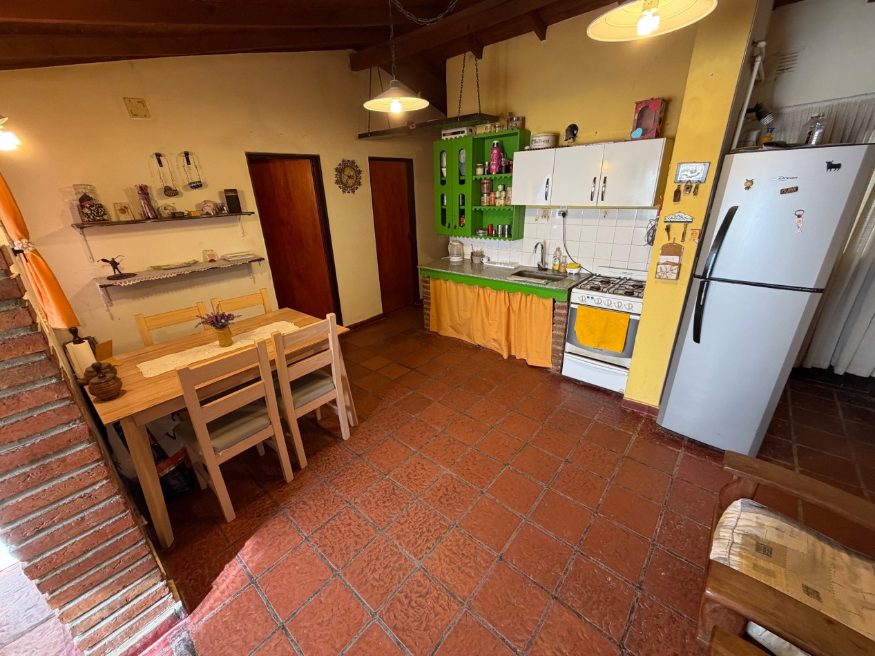 CASA DE 2 DORMITORIOS CON COCHERA Y PATIO
