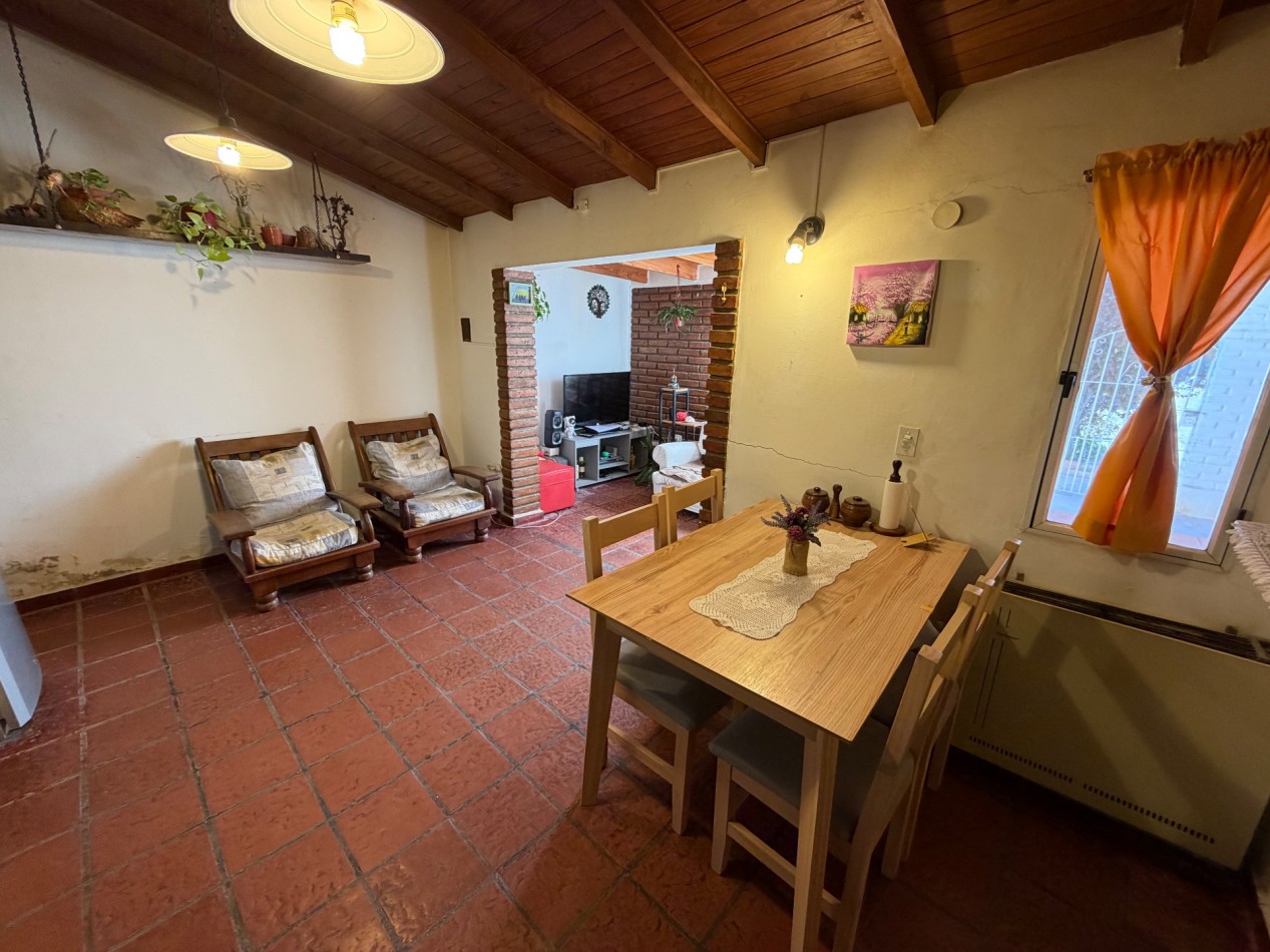 CASA DE 2 DORMITORIOS CON COCHERA Y PATIO
