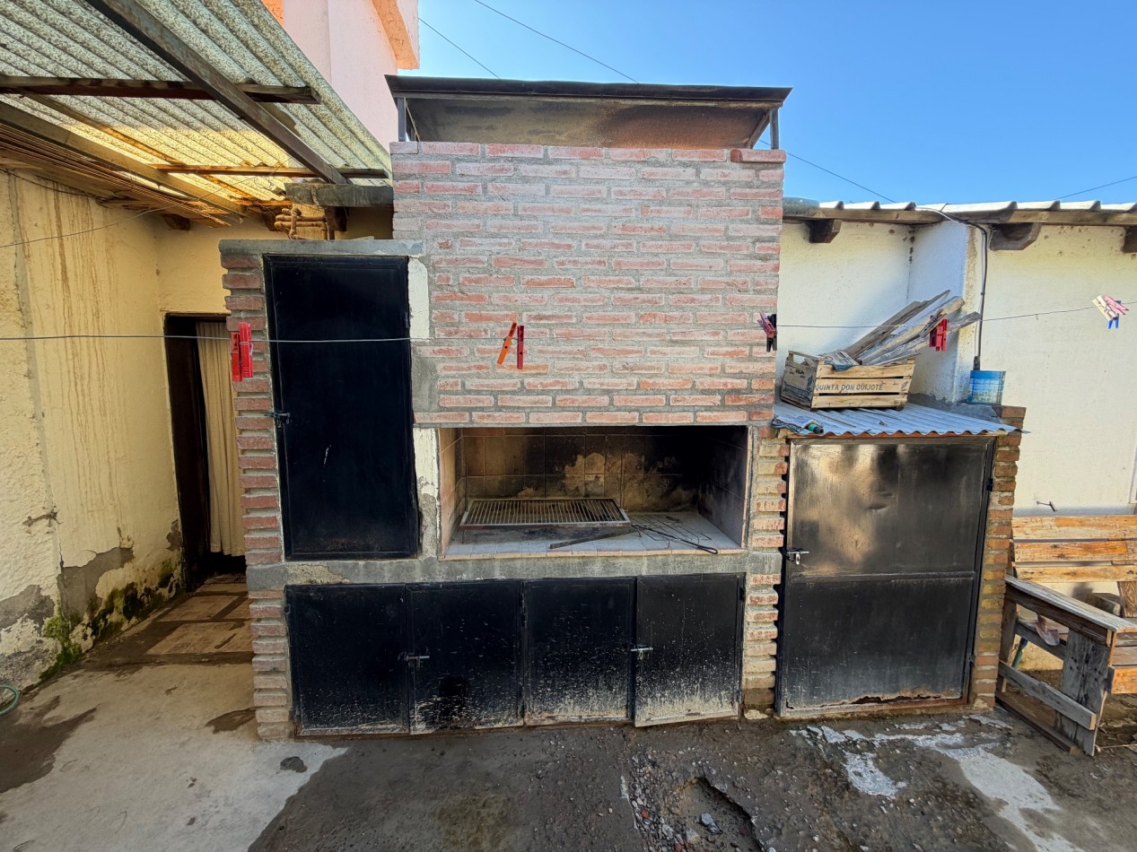CASA DE 2 DORMITORIOS CON COCHERA Y PATIO
