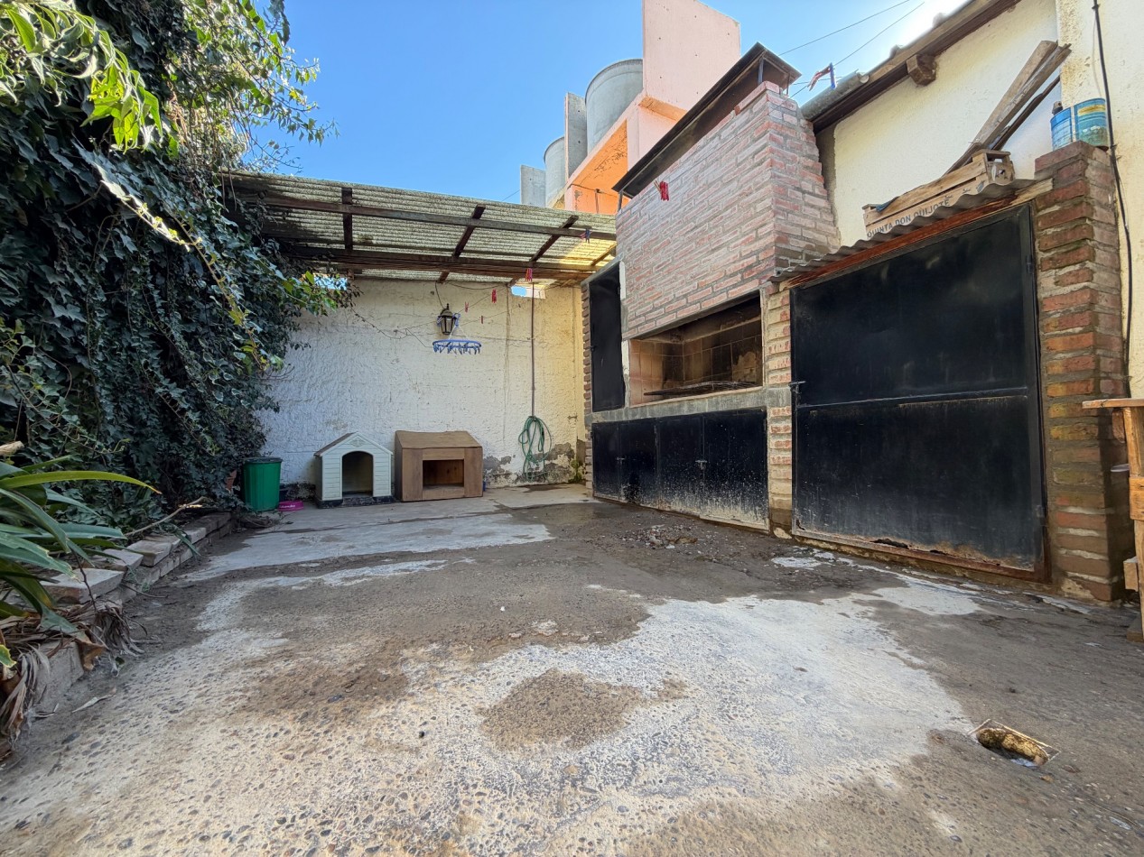 CASA DE 2 DORMITORIOS CON COCHERA Y PATIO