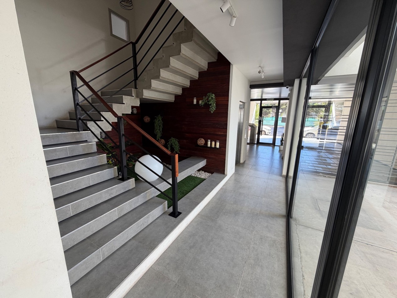 DEPARTAMENTO DE 2 DORMITORIOS CON COCHERA A METROS DEL MAR