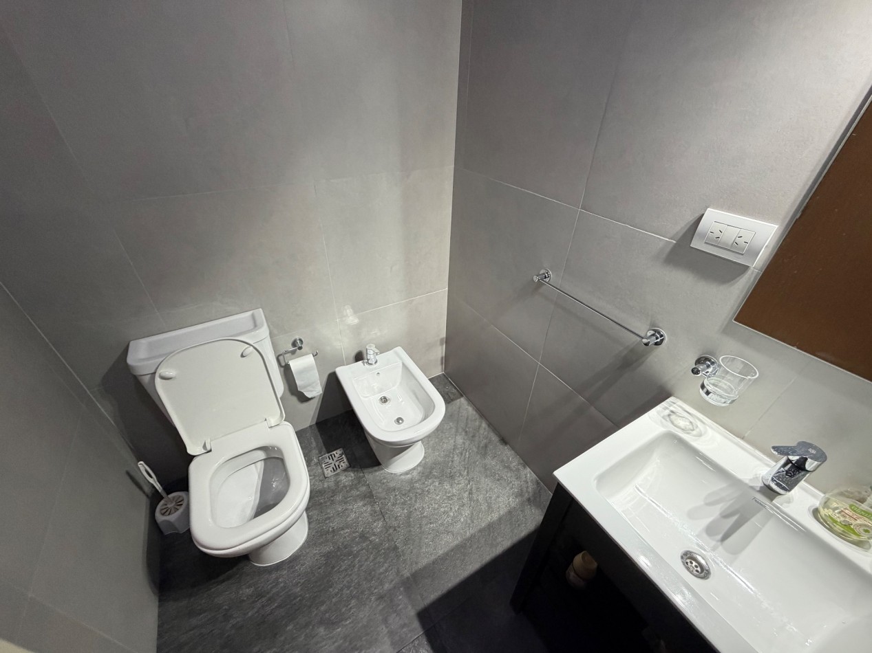DEPARTAMENTO DE 2 DORMITORIOS CON COCHERA A METROS DEL MAR