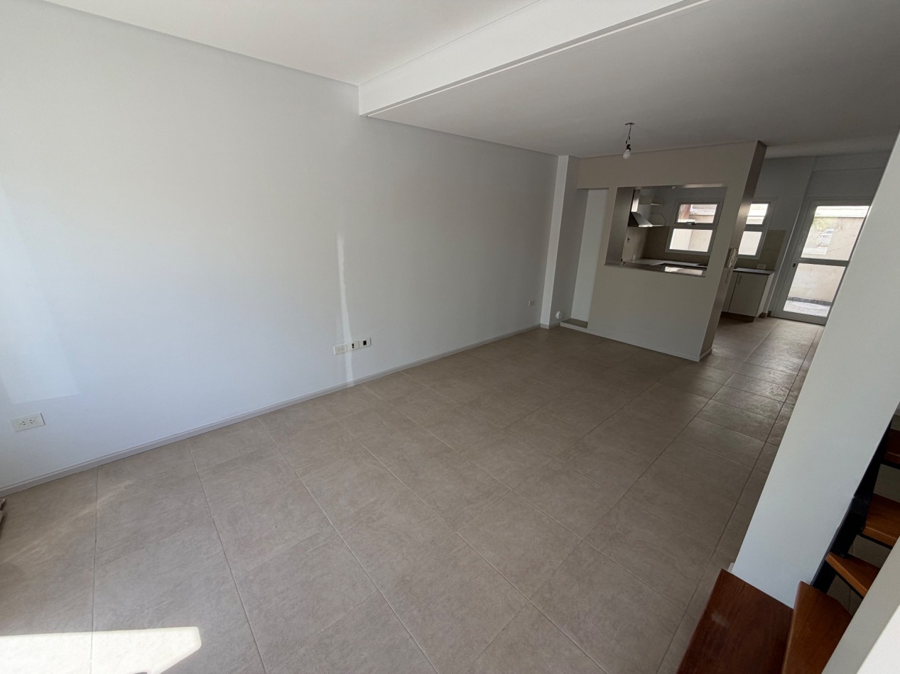 DUPLEX 2 DORMITORIOS CON PATIO EN EXCELENTE UBICACION 