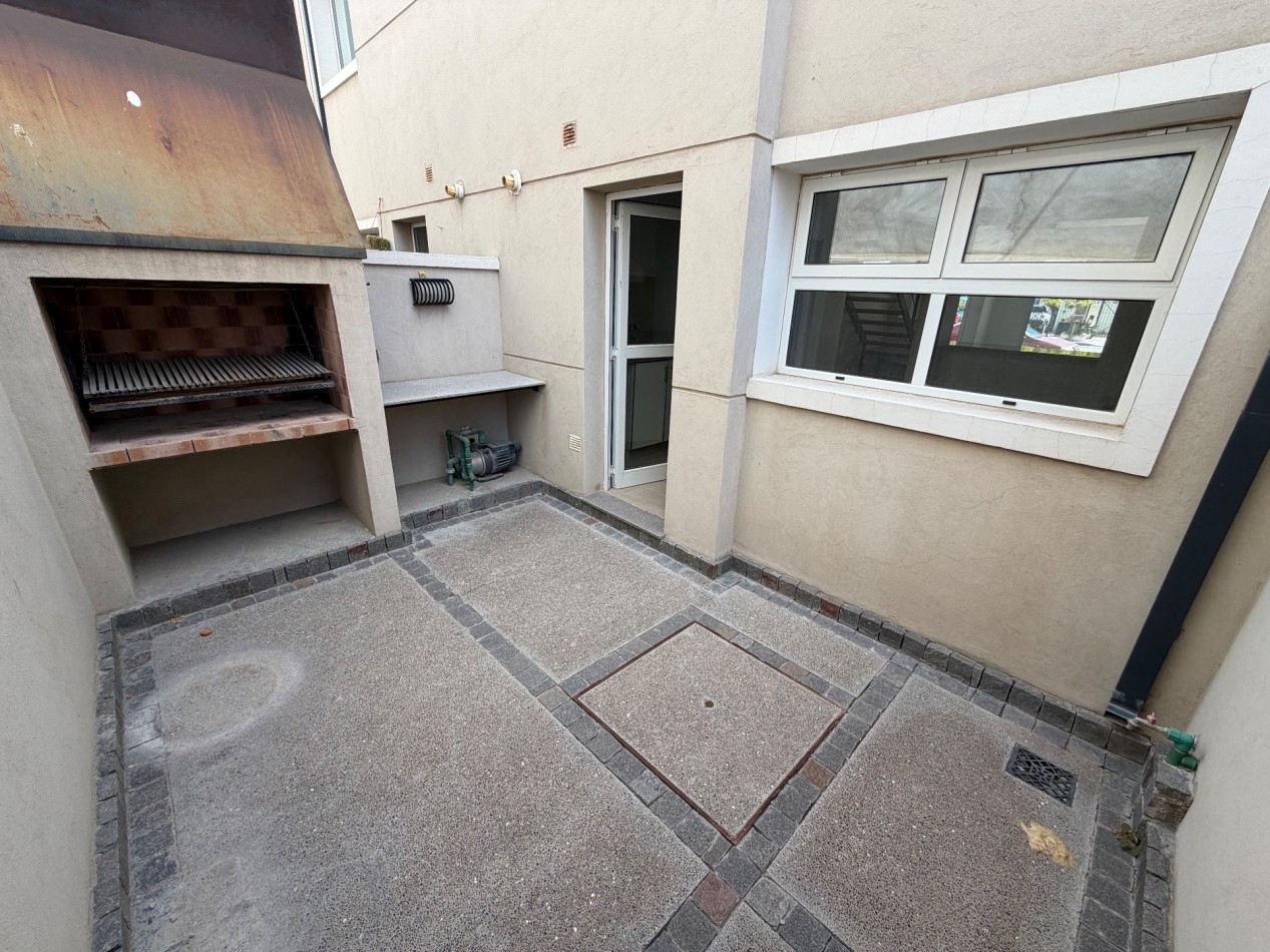 DUPLEX 2 DORMITORIOS CON PATIO EN EXCELENTE UBICACION 