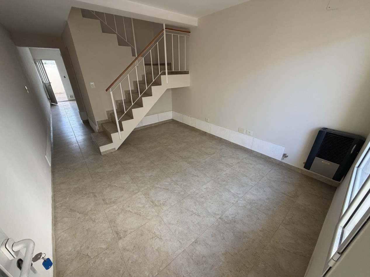 DUPLEX 2 DORMITORIOS CON PATIO EN ZONA SUR 