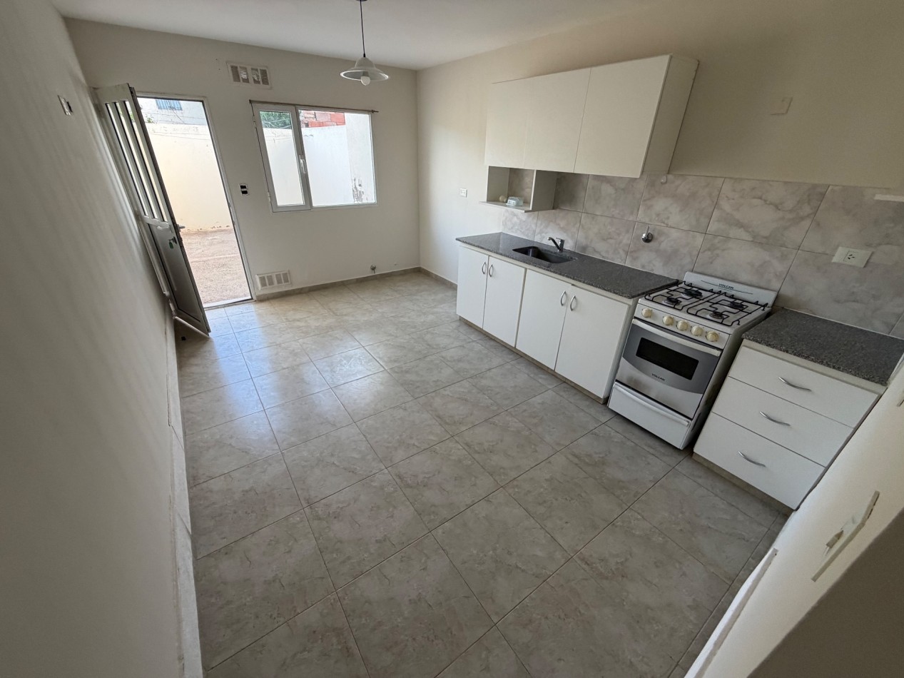 DUPLEX 2 DORMITORIOS CON PATIO EN ZONA SUR 