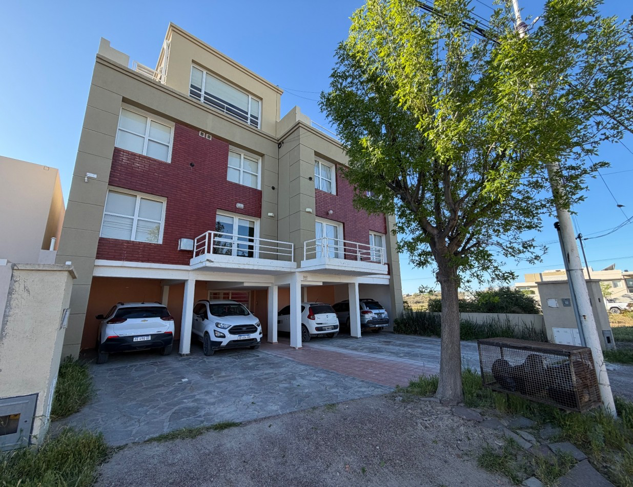 AMPLIO DUPLEX DE 2/3 DORMITORIOS CON PATIO Y COCHERA A METROS DEL MAR