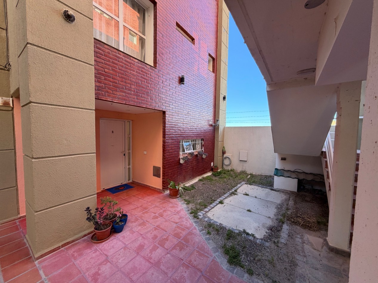 AMPLIO DUPLEX DE 2/3 DORMITORIOS CON PATIO Y COCHERA A METROS DEL MAR