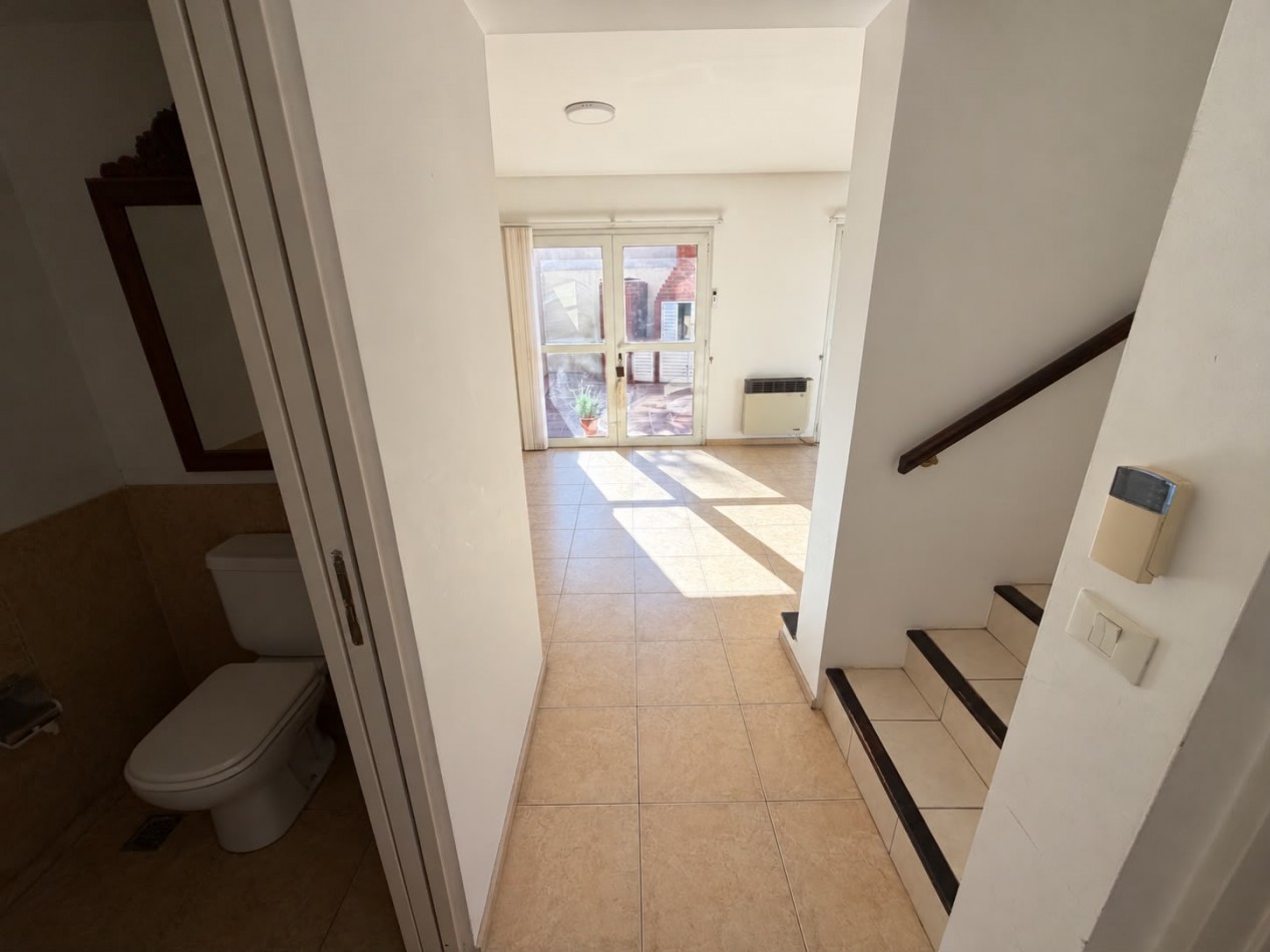 AMPLIO DUPLEX DE 2/3 DORMITORIOS CON PATIO Y COCHERA A METROS DEL MAR