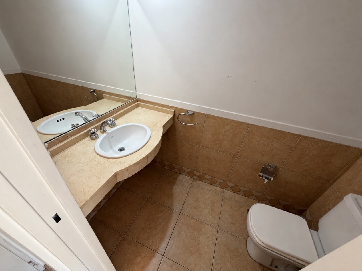 AMPLIO DUPLEX DE 2/3 DORMITORIOS CON PATIO Y COCHERA A METROS DEL MAR