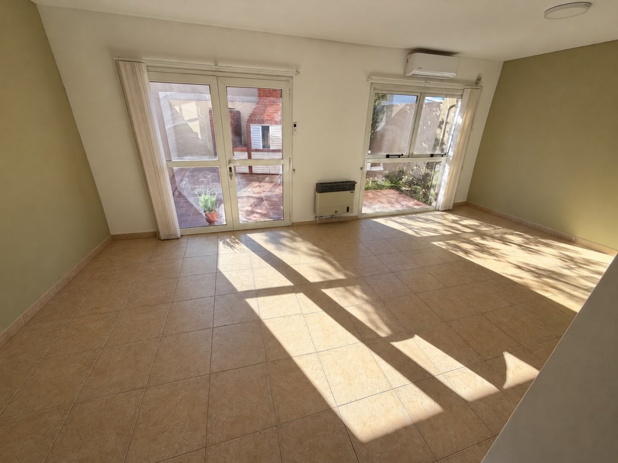 AMPLIO DUPLEX DE 2/3 DORMITORIOS CON PATIO Y COCHERA A METROS DEL MAR