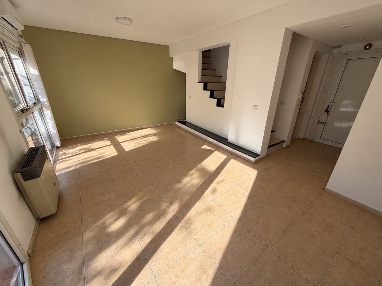 AMPLIO DUPLEX DE 2/3 DORMITORIOS CON PATIO Y COCHERA A METROS DEL MAR