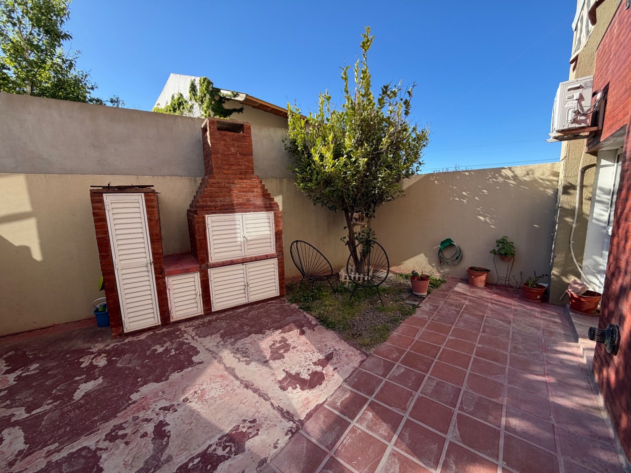 AMPLIO DUPLEX DE 2/3 DORMITORIOS CON PATIO Y COCHERA A METROS DEL MAR